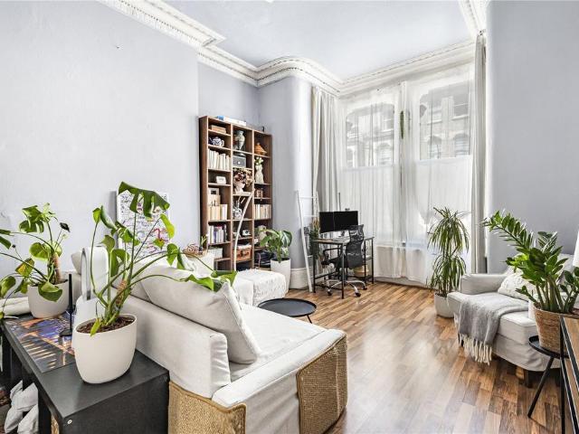 Lakeside Road, Brook Green, London, W14 Studio to rent £1,950 pcm £450 pw