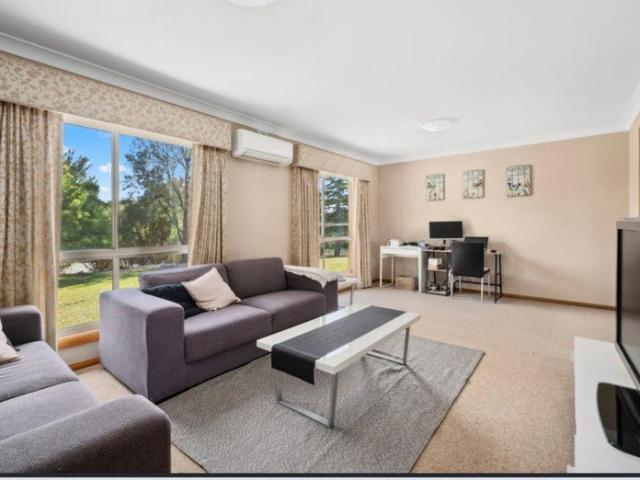 LAKESIDE SPACIOUS FULLY FURNISHED 3 BEDROOM HOUSE