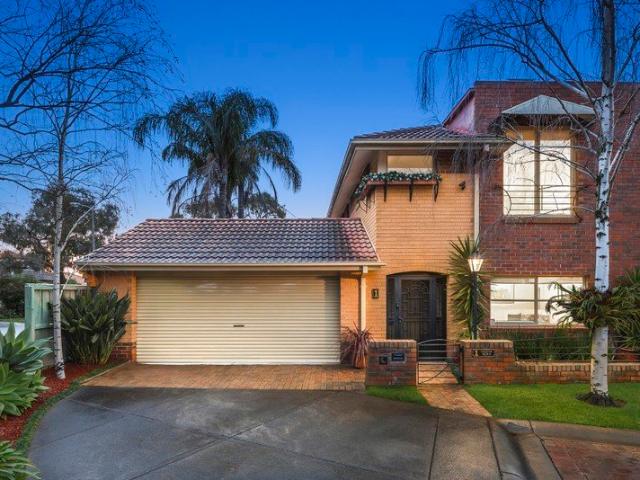 Lakewood Estate Family Living in a Super Walkable Pocket