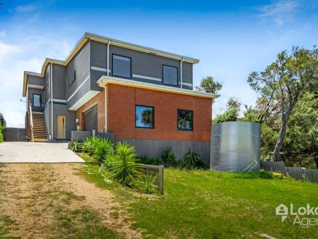 Lakeview Residence: Flexibility & Coastal Lifestyle