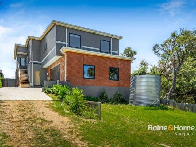 Lakeview Residence: Flexibility & Coastal Lifestyle