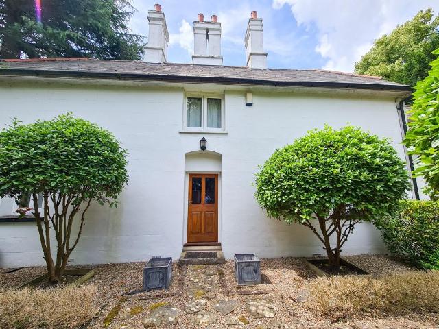Laleham Park, Laleham 3 bed detached house to rent £2,350 pcm £542 pw