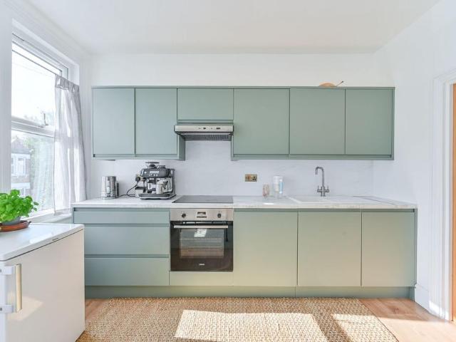 Laleham Road, Catford, London, SE6 2 bed flat to rent £2,200 pcm £508 pw