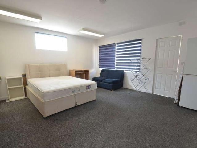 Laleham Road, Shepperton, TW17
