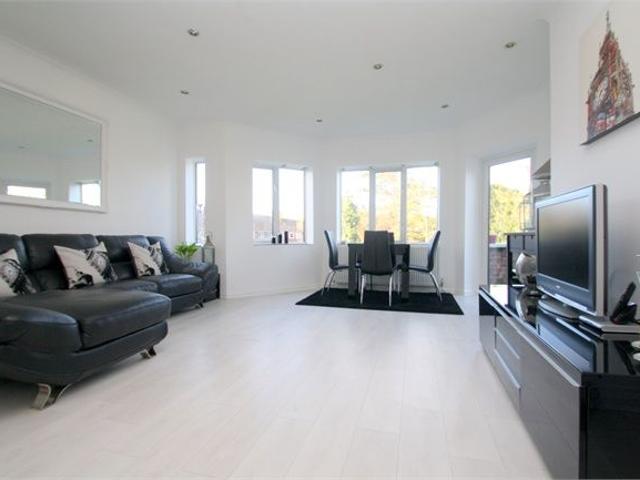 Laleham Road, Staines Upon Thames TW18, 2 bed flat to rent, £1,550 pcm | PrimeLocation