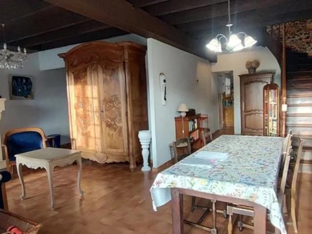 LALINDE, ensemble de 2 maisons en pierre composée d'un T3 de 113