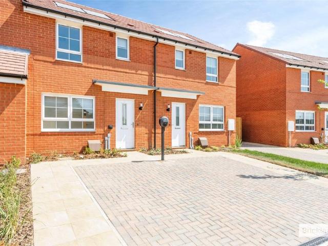 Lapwing Heights, Bosham, Chichester. 3 bed end of terrace house to rent £1,750 pcm £404 pw