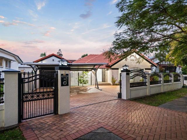 'Lapstone' | Iconic Riverside Residence with Architectural Legacy