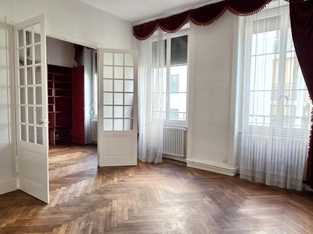 L'ART DE VIVRE À LA CROIX ROUSSE PLATEAU ! T3/4 99 M2 VOLUME, LUMIÈRE ET CACHET BOURGEOIS