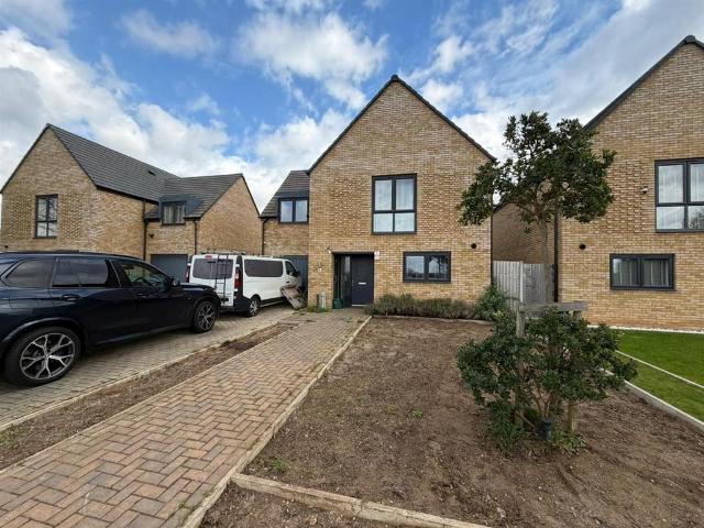 Larwood Drive, Stevenage 4 bed detached house to rent £2,400 pcm £554 pw