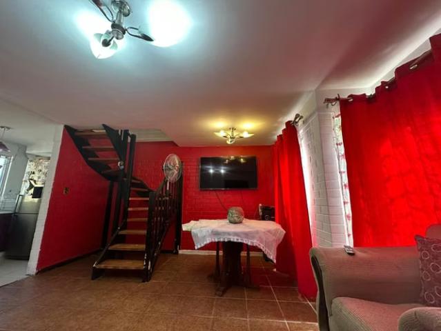 Larapinta amplia y linda casa | 4 dormitorios por 90000. 00 en Lampa