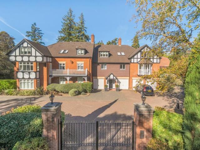 Larch Avenue, Ascot SL5 2 bed flat to rent £2,400 pcm £554 pw