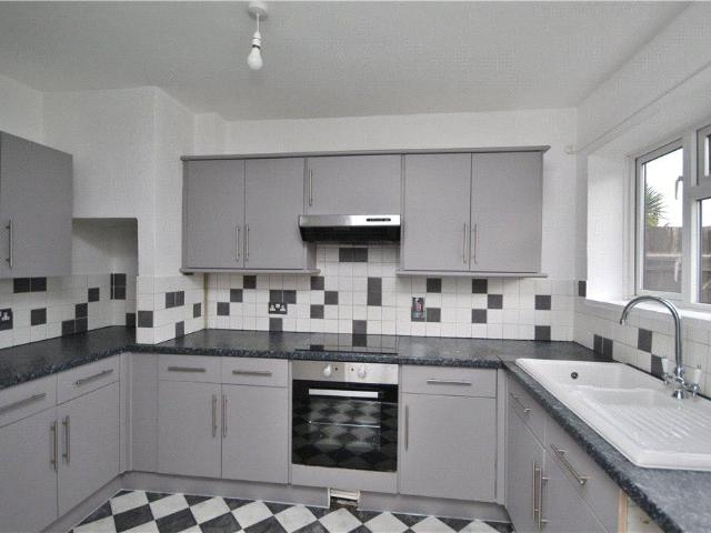 Larch Avenue, Guildford, Surrey, GU1 1 bed in a house share to rent £800 pcm £185 pw