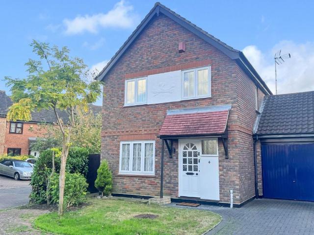 Larch Close, Laindon, Basildon 3 bed link detached house to rent £1,995 pcm £460 pw