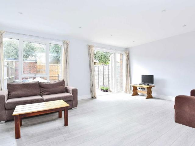 Larch Close, London SW12 3 bed house to rent £3,300 pcm £762 pw