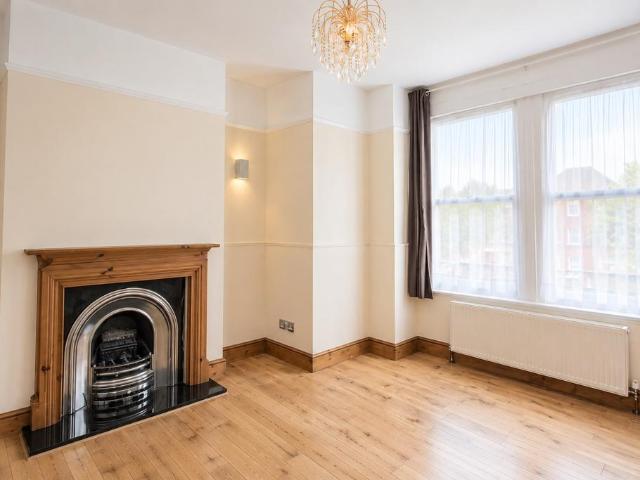 Larch Road, Cricklewood, NW2 5 bed terraced house to rent £4,498 pcm £1,038 pw