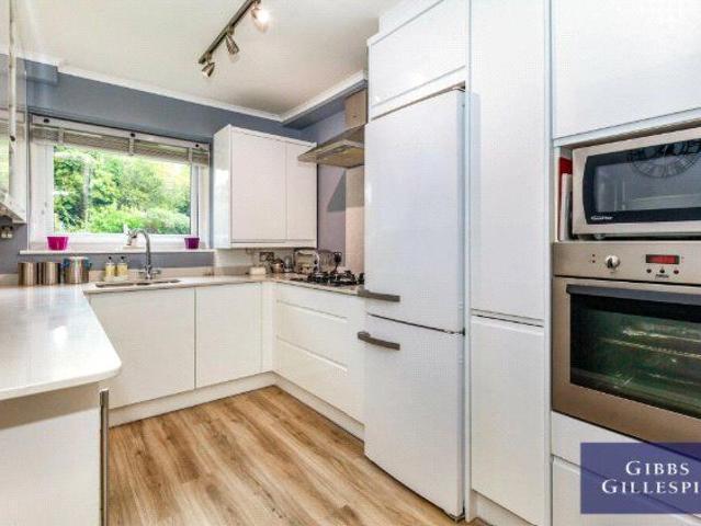 Larchmoor Park, Gerrards Cross Road, Stoke Poges SL2, 2 bed flat to rent, £1,700 pcm | PrimeLocation