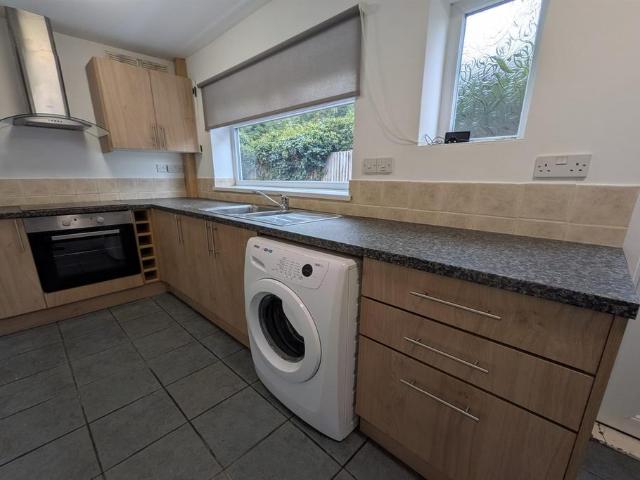Larchdene Avenue, Wollaton, NG8 2PF 3 bed semi detached house to rent £1,275 pcm £294 pw