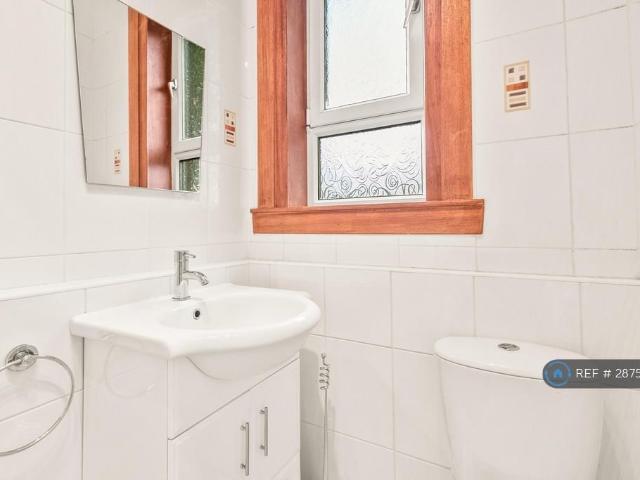 Larchfield Avenues, Glasgow, G14 3 bed flat to rent £1,395 pcm £322 pw