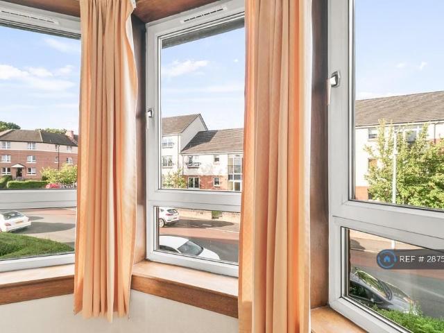 Larchfield Avenues, Glasgow, G14 3 bed flat to rent £1,395 pcm £322 pw