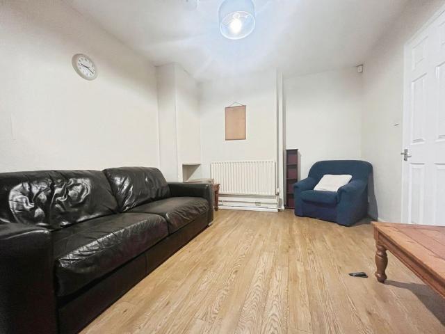 Larchwood Drive, Englefield Green, Egham, Surrey, TW20 0SH