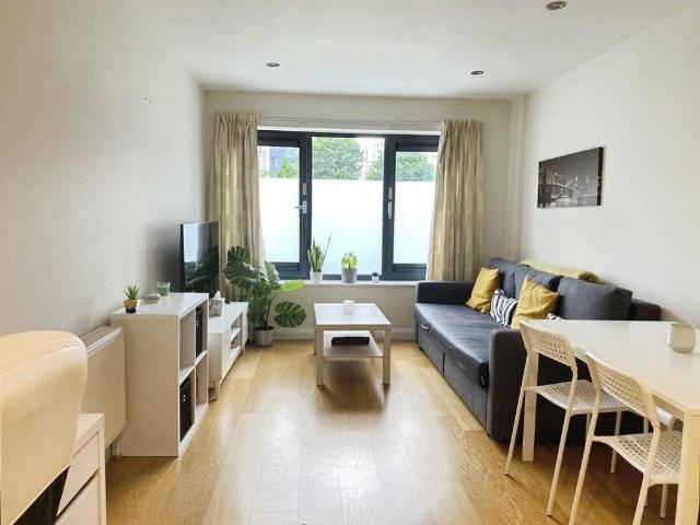 Larden Road, London, W3 1 bed apartment to rent £1,850 pcm £427 pw