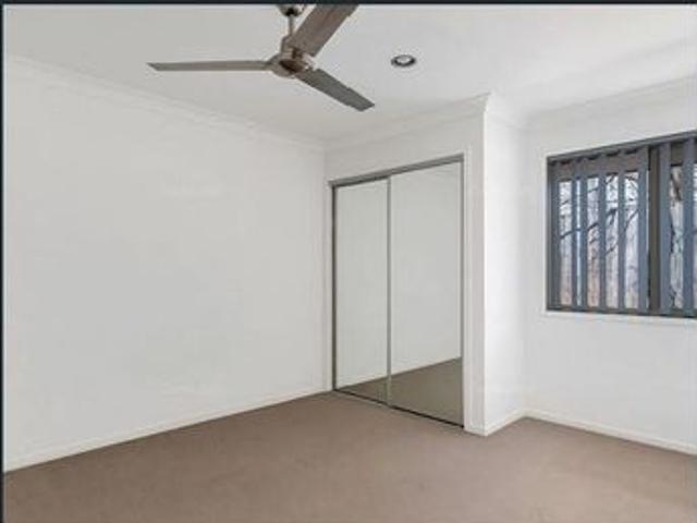 Large 4 bed Home! Big Backyard!