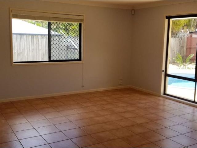 Large 4 bed modern house: Heated Pool, Ducted A/C, Solar, lots of living space