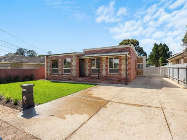 LARGE 4 BEDDER WITH MULTIPLE LIVING ZONES AND WELL LOCATED FOR FAMILIES