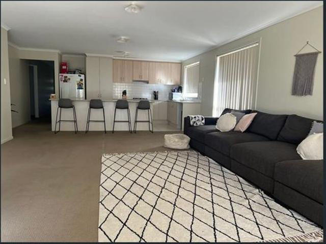 Large 4 Bedroom 2 Bathroom Familly Home