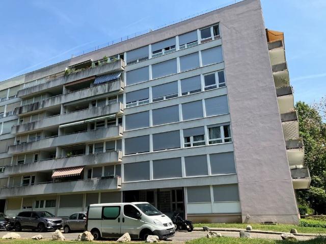 Large 4 bedroom apartment on the 6th floor with balcony