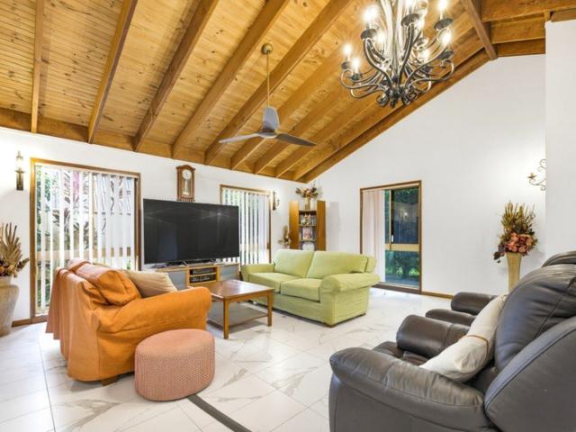 Large 4 bedroom Beachside Home with 5 Car Parking