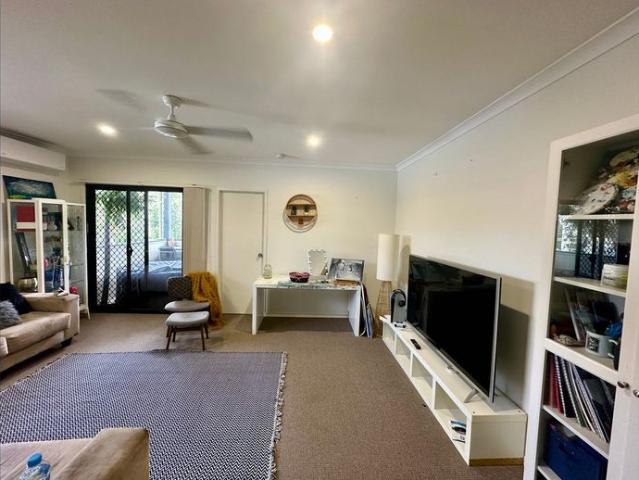 LARGE 4 BEDROOM DUPLEX IN GREAT LOCATION!