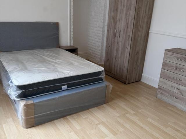 Large 4 bedroom flat
