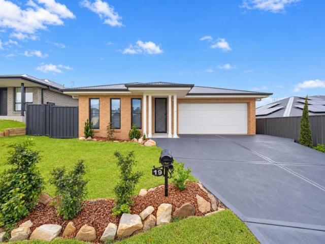 Large 4 Bedroom Home with Double living
