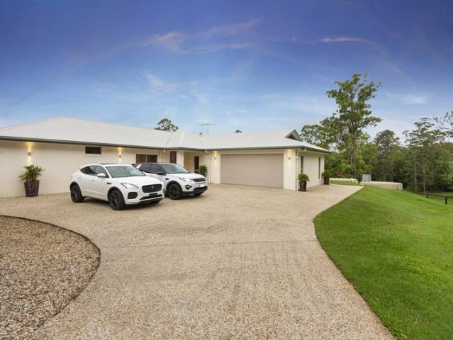 Large 4 bedroom Home with Horse Paddocks and Stables