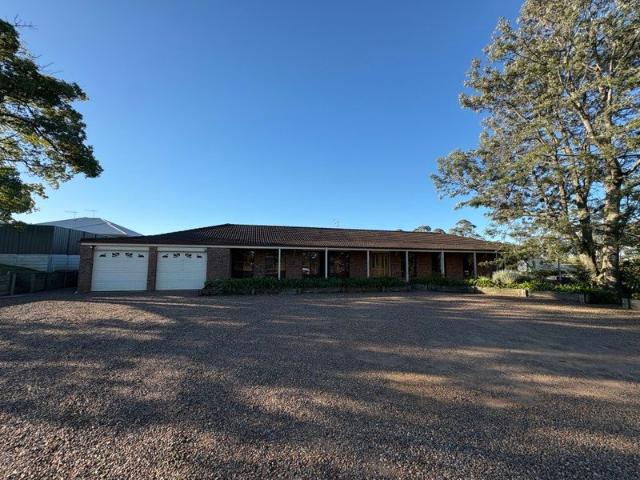 LARGE 4 BEDROOM HOME WITH POOL!