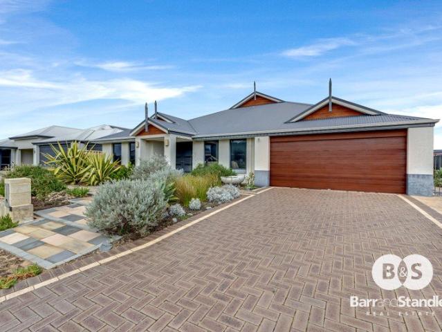 Large 4 Bedroom Home with Theatre, Games Room & BIG Spacious Patio
