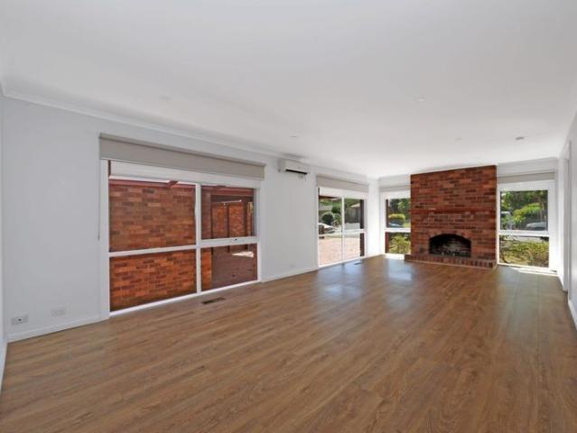 Large 4 Bedroom Home with 4 Car Accommodation