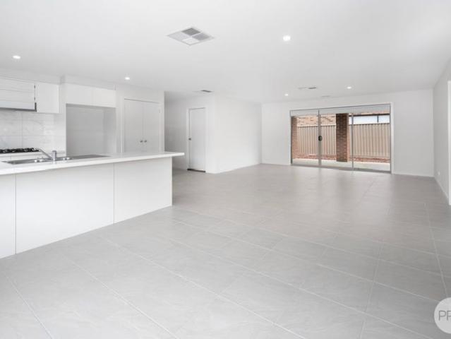 LARGE 4 BEDROOM HOME IN WINTER VALLEY OPEN PLAN WITH TWO LIVING AREAS