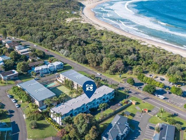 Large 4 Bedroom townhouse across the road from Fingal Bay Beach