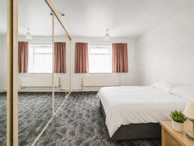 Large 4 bedrooms flat in Wimbledon