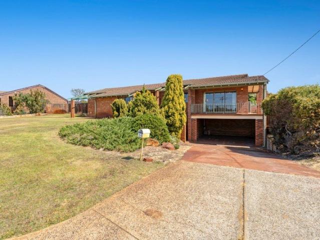 LARGE 4 x 2 WITH A SWIMMING POOL! 12 MONTH LEASE ONLY!