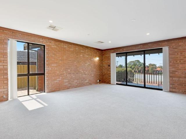 LARGE 4 x 2 WITH A SWIMMING POOL!