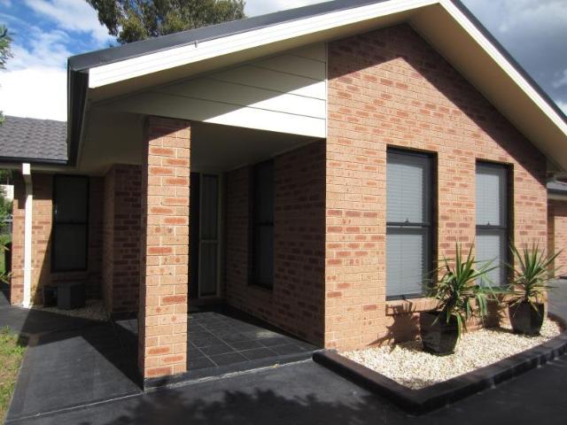 LARGE 4 x BEDROOM UNIT. 2 x BATHROOM. DOUBLE AUTO GARAGE. LOW MAINTENANCE
