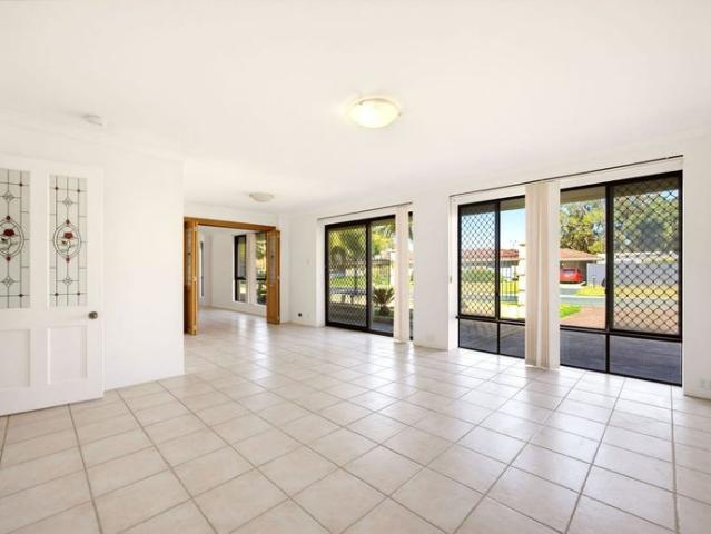 Large 4 * 2 home with workshop just 400m from the beach!
