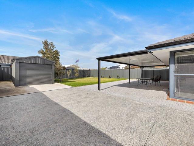 LARGE 553qm block with drive through access to powered workshop