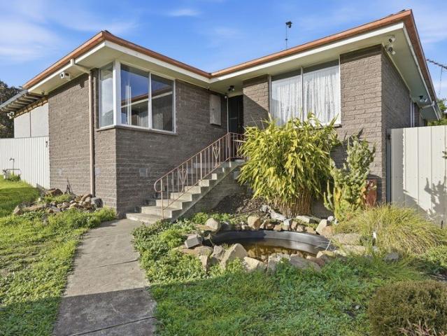 Large 5 bedroom, 2 bathroom Home With A Garage