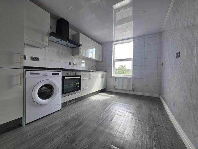 Large 5 Bedroom Family Home in Leyton