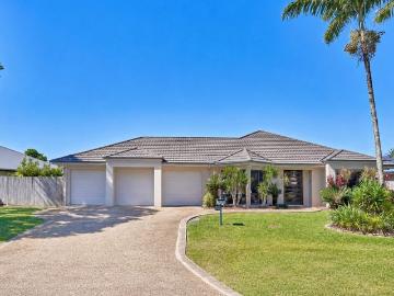 Large 5 Bedroom Family Home with Pool in Forest Gardens